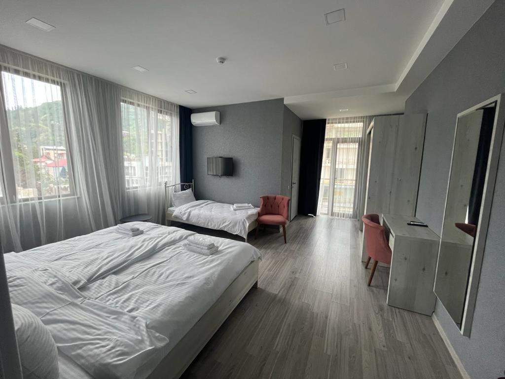 Hotel Fleur De Lis Gonio Exteriör bild