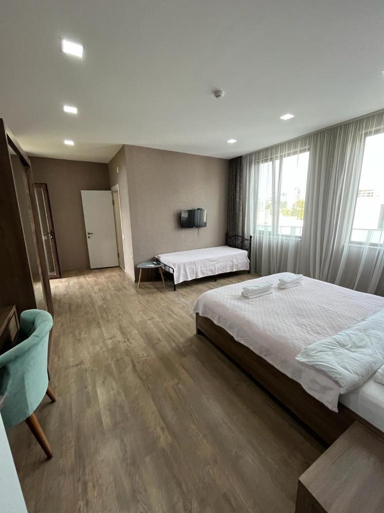 Hotel Fleur De Lis Gonio Exteriör bild