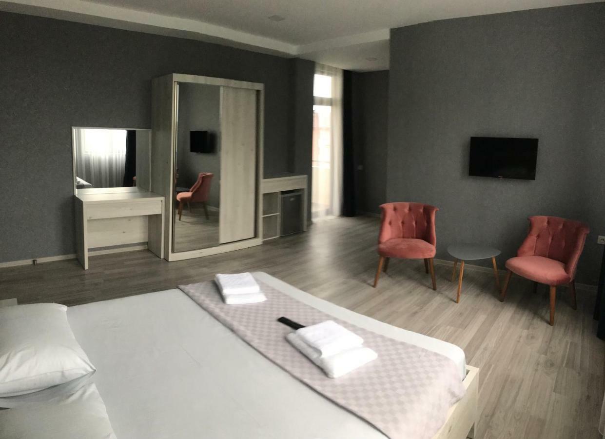 Hotel Fleur De Lis Gonio Exteriör bild